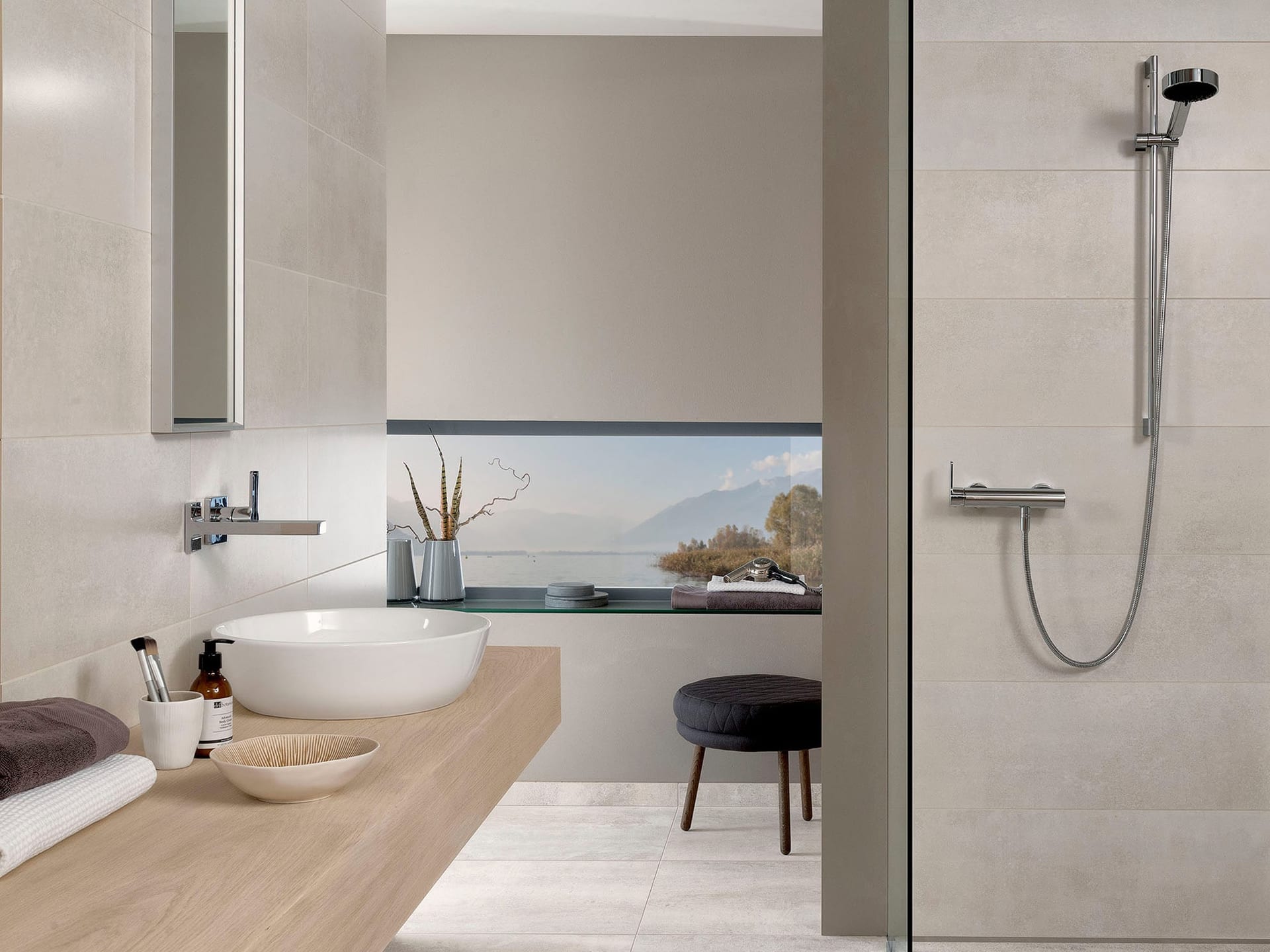 Bad mit Aufsatzwaschbecken, Holzwaschtisch und bodengleicher Dusche