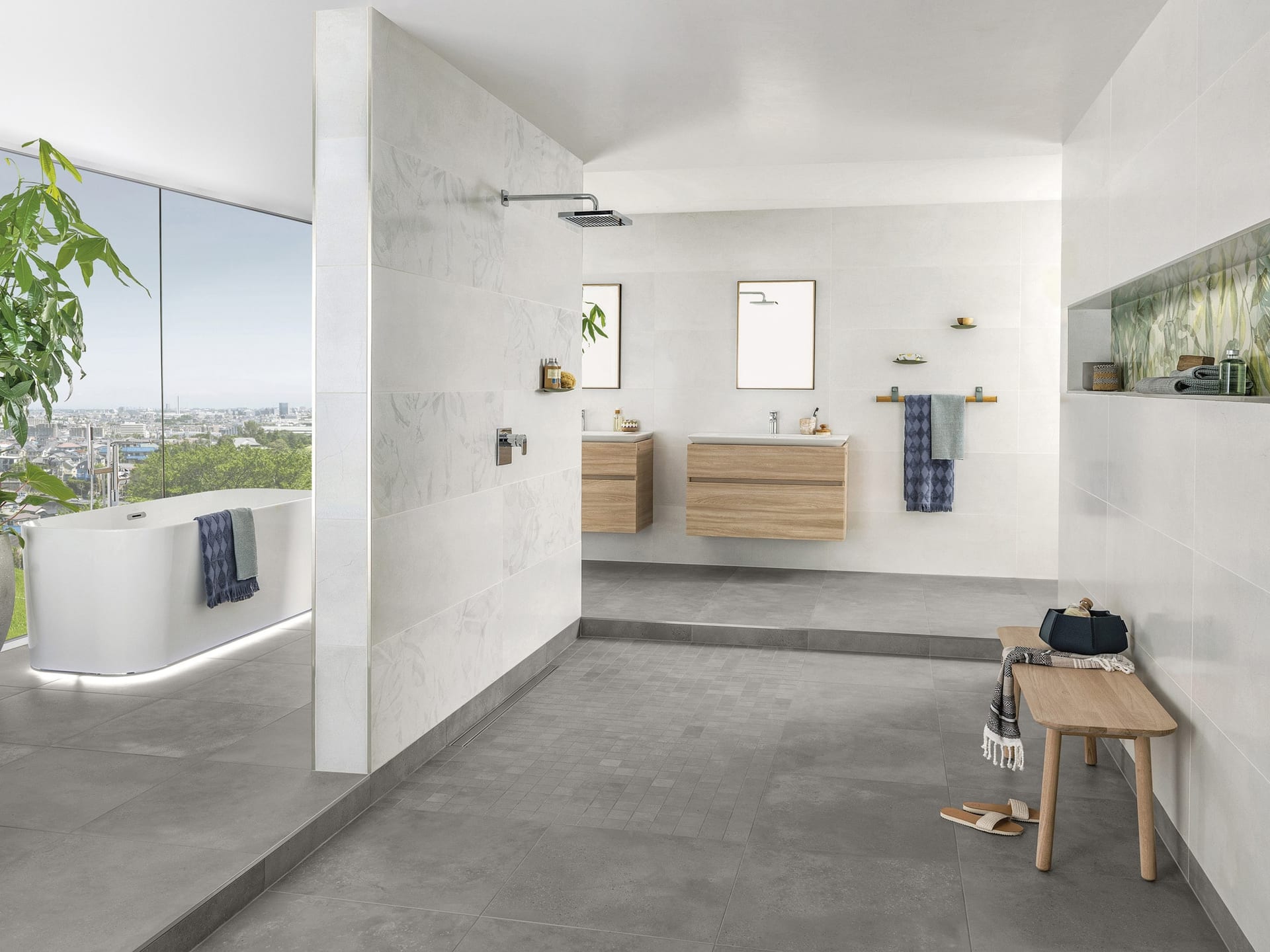 Geräumiges Badezimmer mit Fliesen, begehbarer Dusche, freistehender Badewanne, Doppelwaschbecken und großen Fenstern