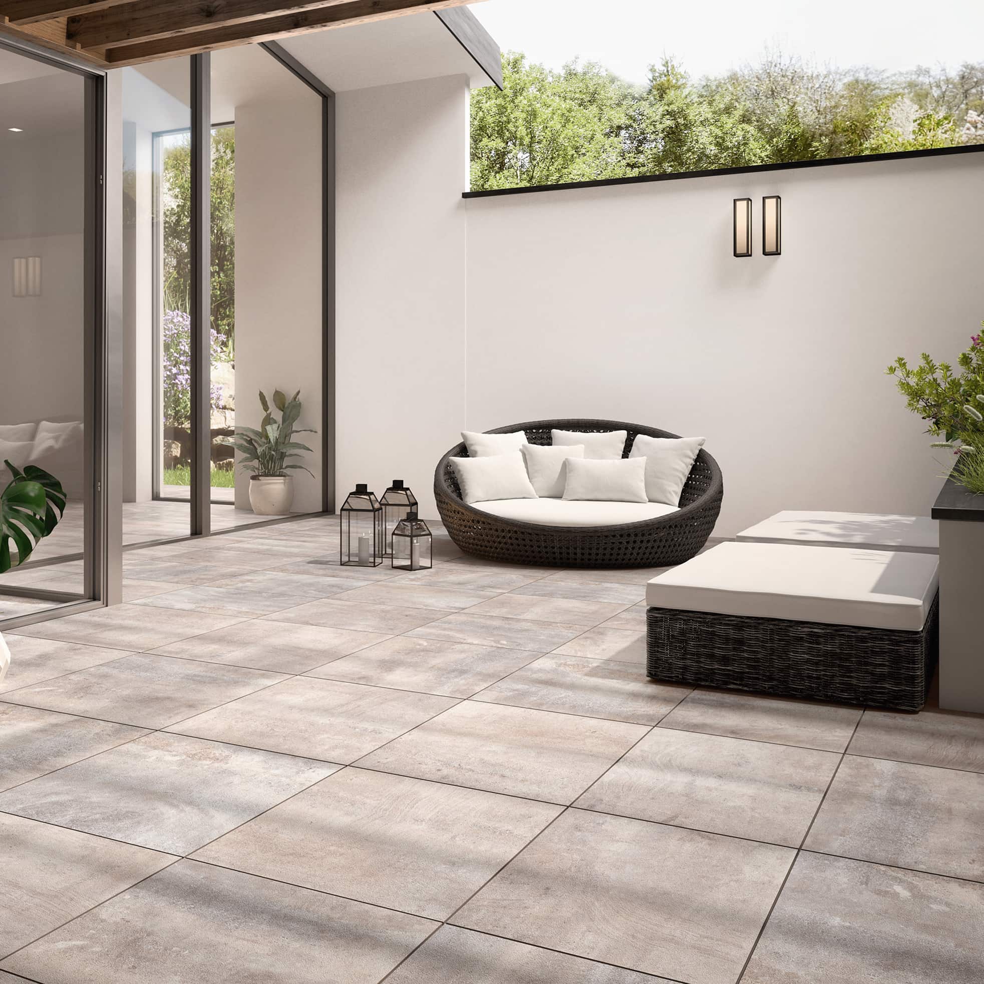 Ueberdachte Terrasse mit Loungemoebeln und Plattenbelag