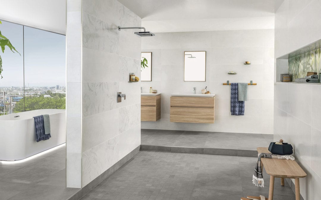 Modernes Badezimmer mit Fliesen, großer Dusche, hängenden Waschtischen, freistehender Badewanne und hohen Fenstern