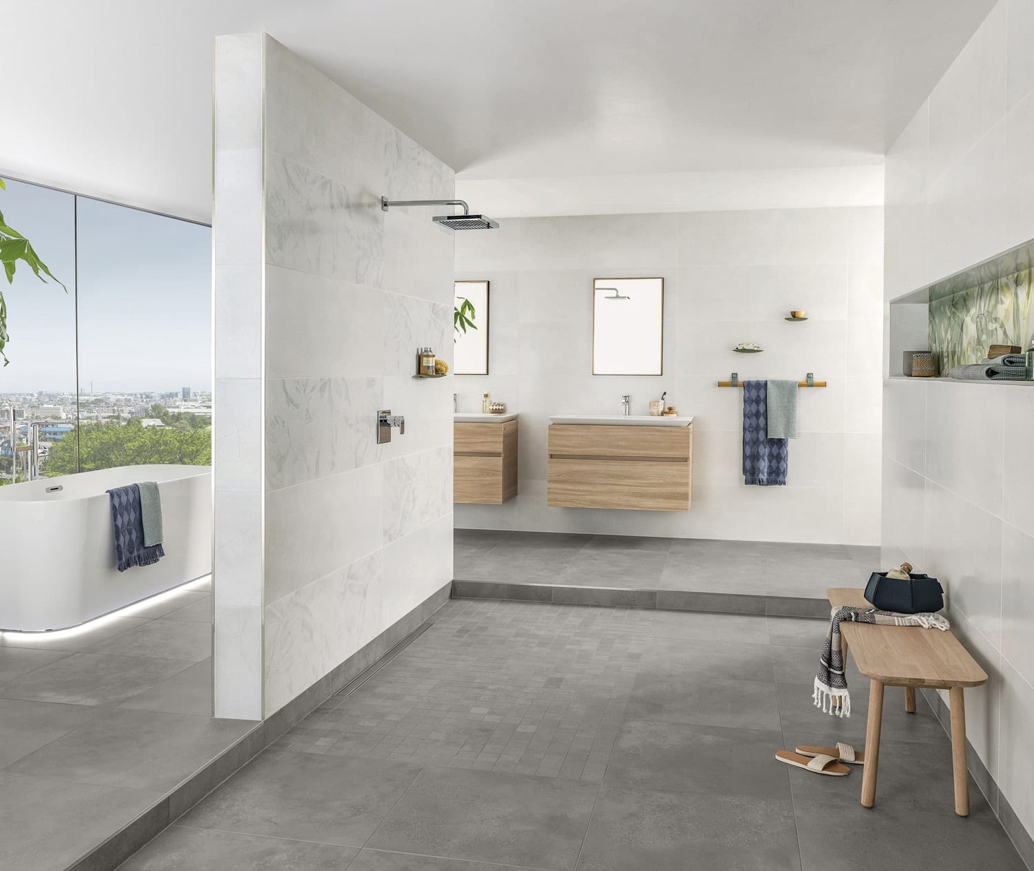 Badezimmer mit freistehender Wanne und offener Dusche