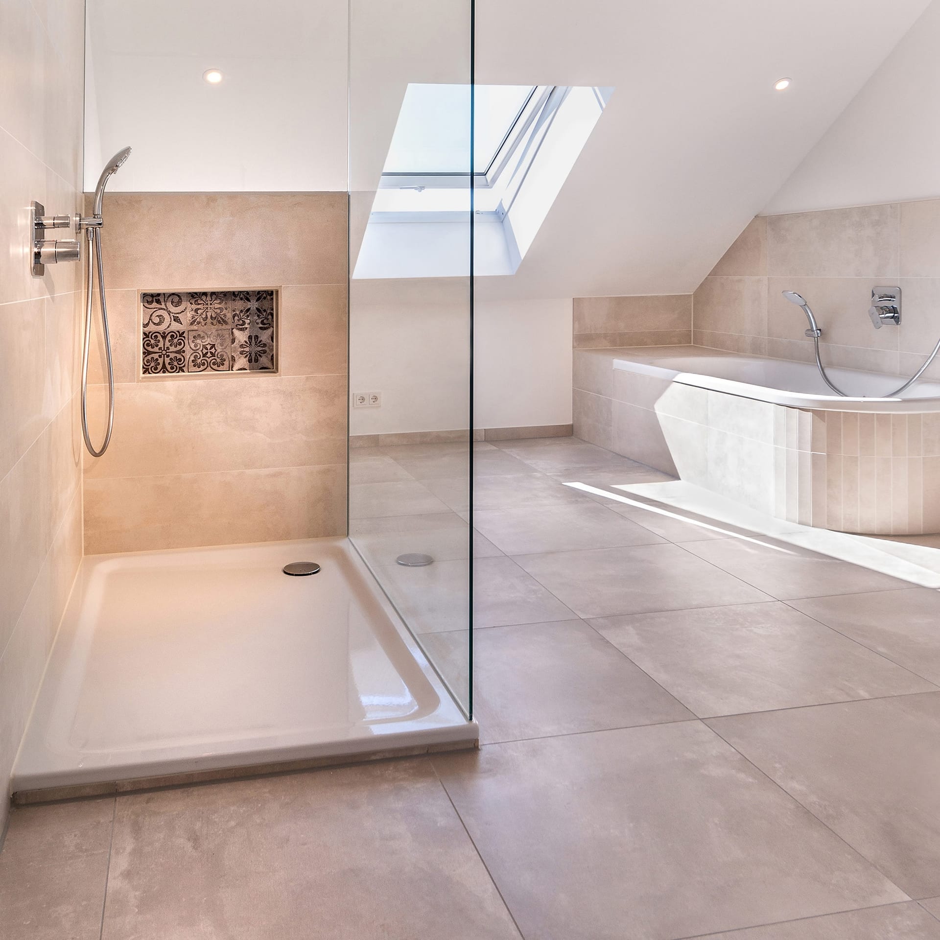 Modernes Badezimmer mit begehbarer Dusche, eingebauter Badewanne, großen Fliesen und einem Dachfenster