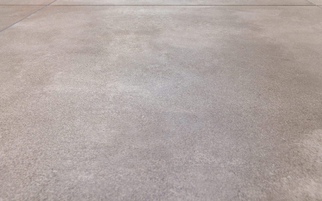 Nahaufnahme eines glatten Fliesenbodens mit sichtbaren Fugen