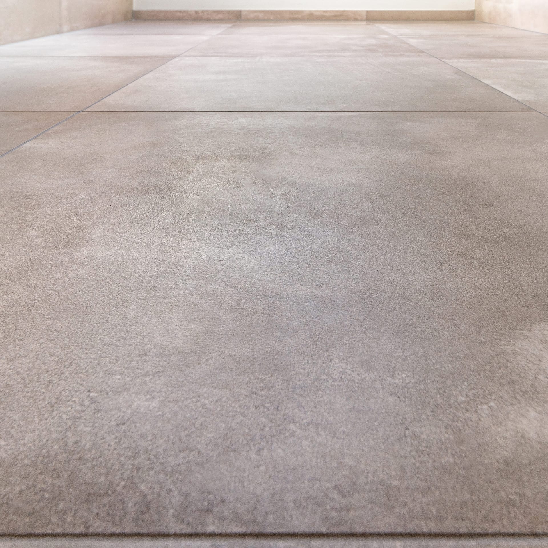 Grossformatiger Bodenbelag in Betonoptik