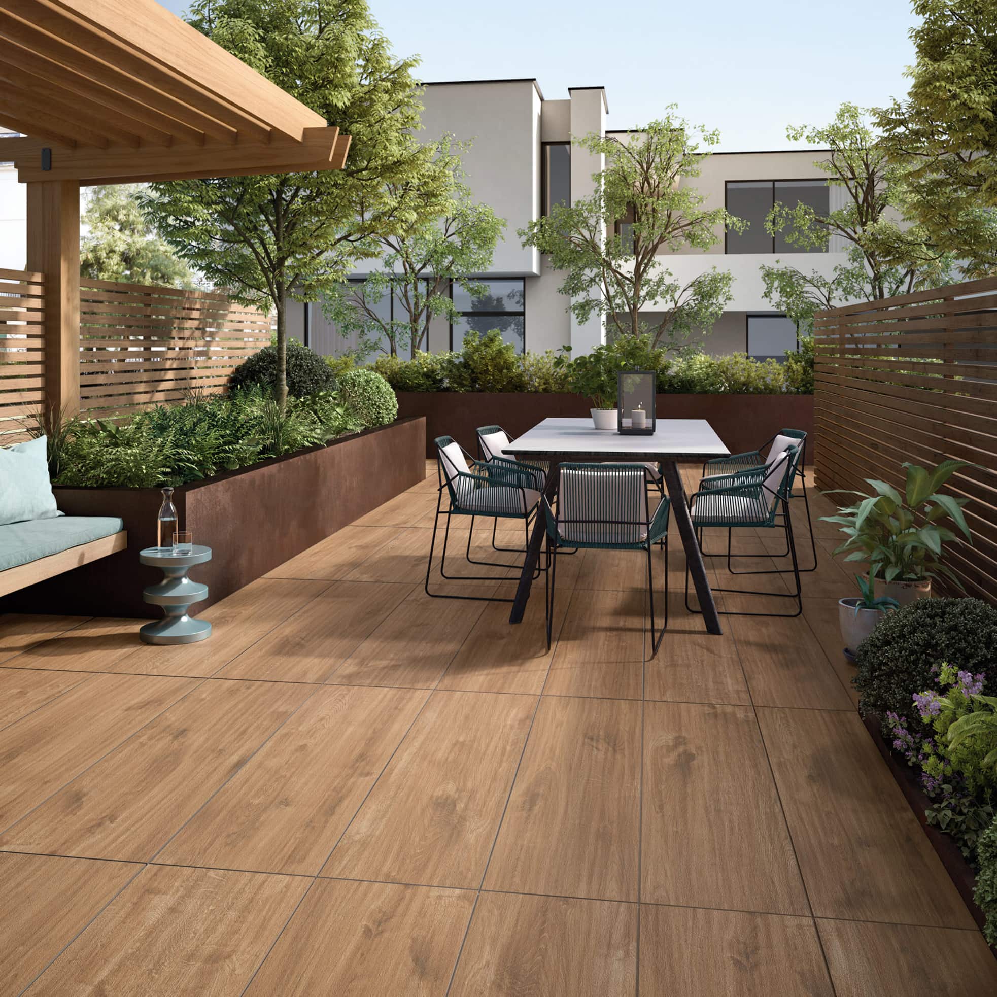 Moderne Terrasse mit Fliesenboden in Holzoptik, Esstisch, Stühlen, Sitzbänken und Pflanzen an den Seiten