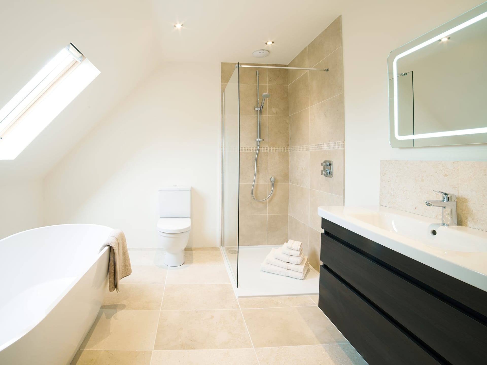 Dachgeschossbad mit Eckdusche und freistehender Badewanne
