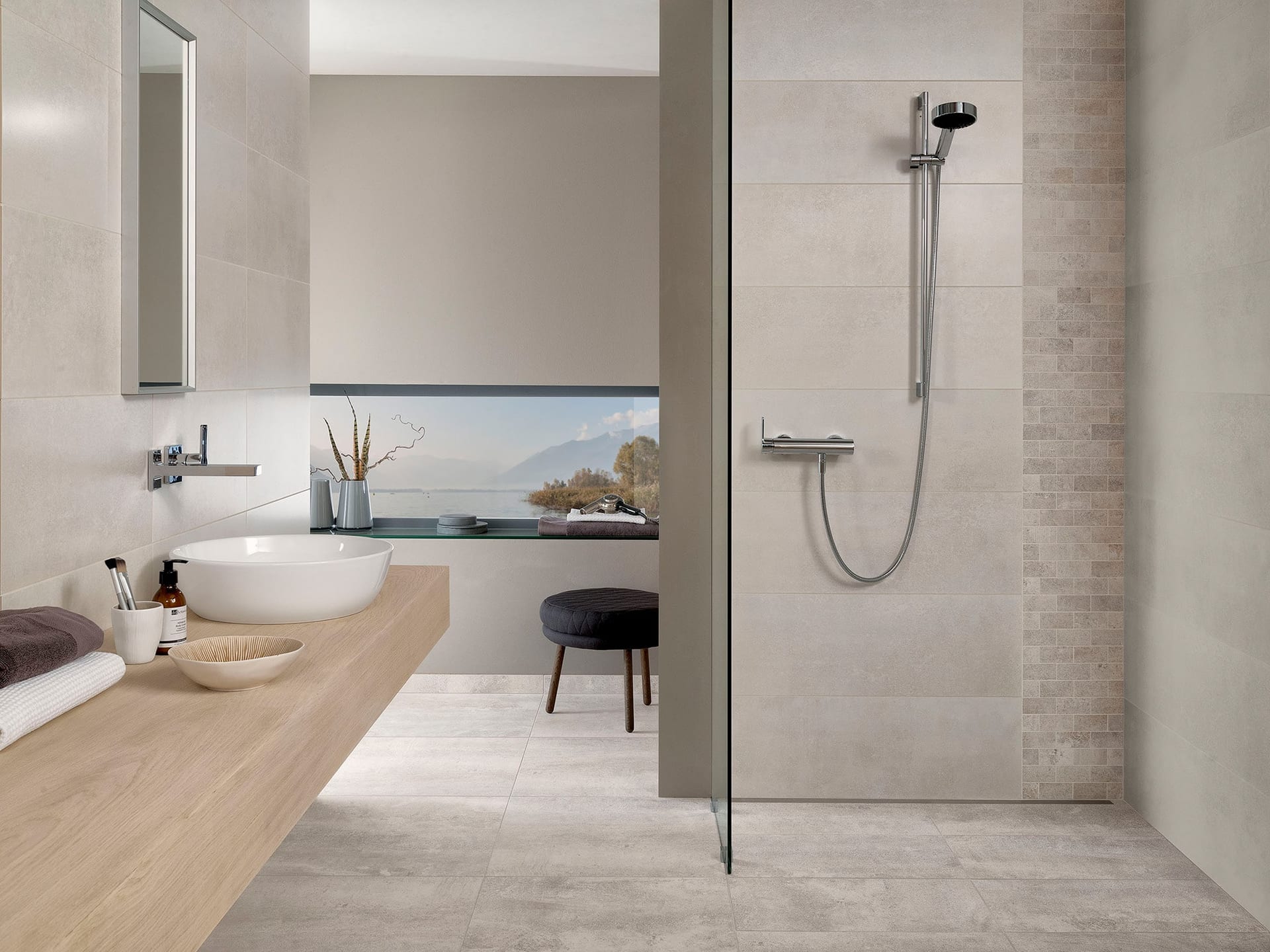Bad mit Holzwaschtisch und Dusche in Steinoptik