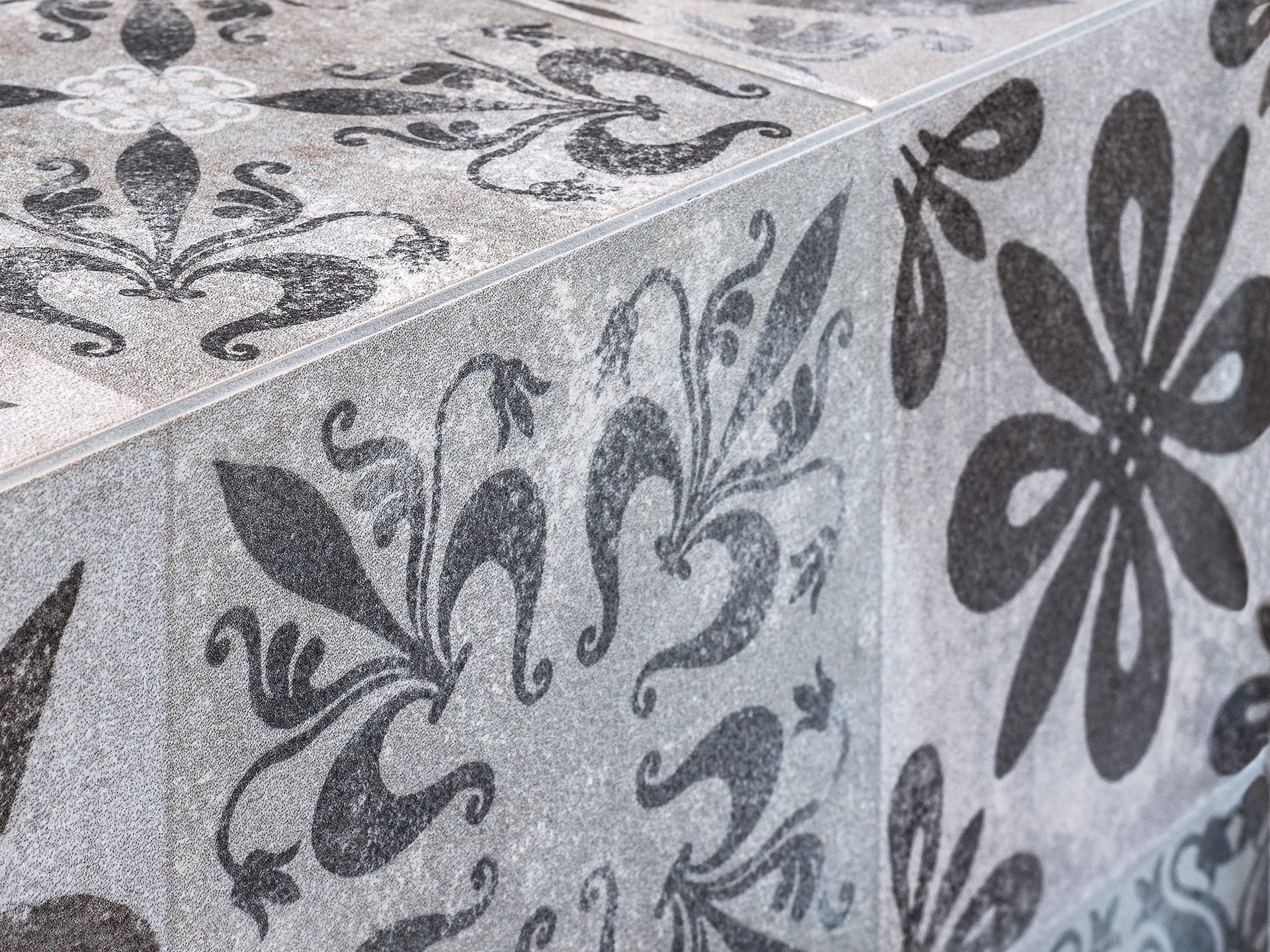 Dekorfliesen mit Ornamentmuster im Detail